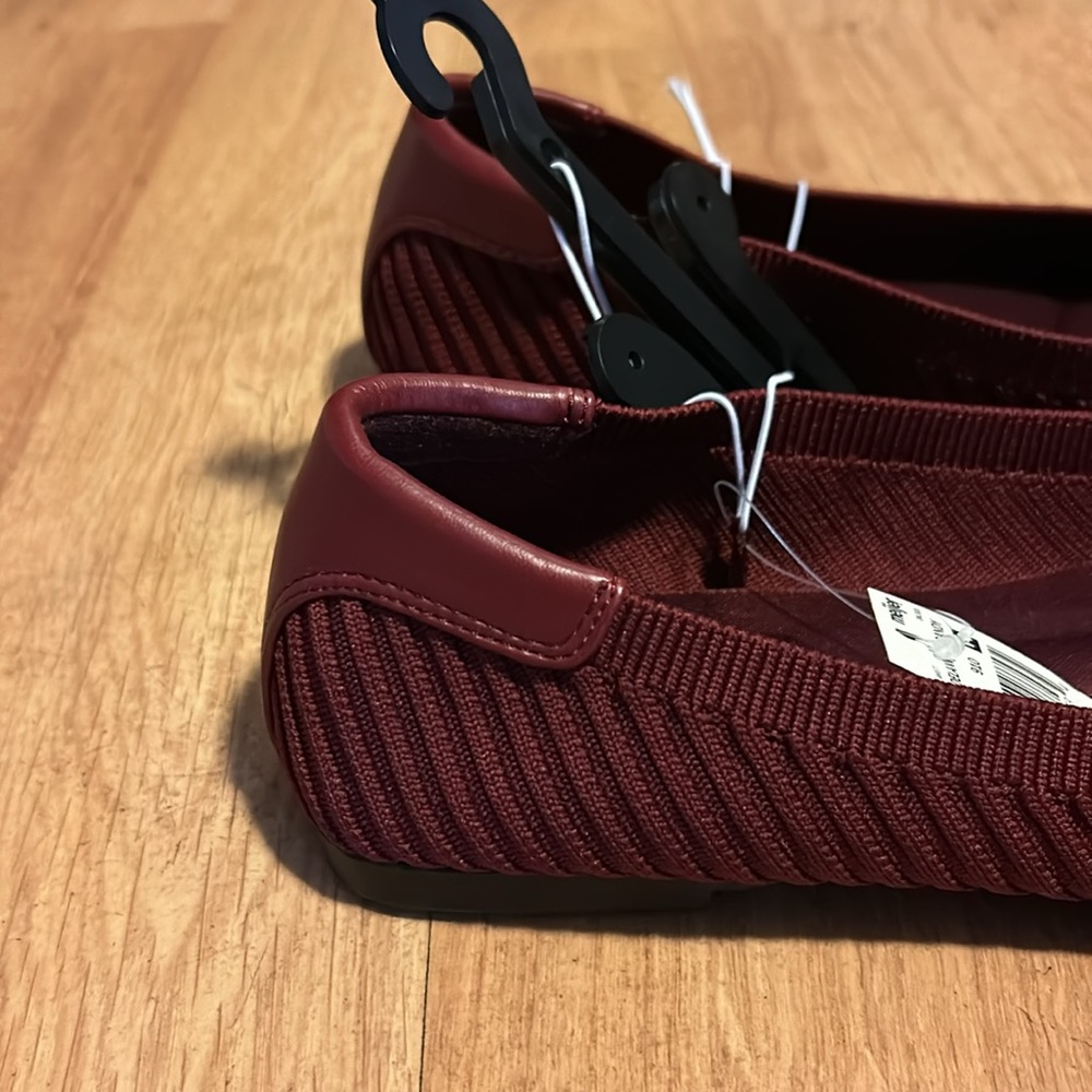 Hush Puppies Women's Red Flats - Picture 3 of 6